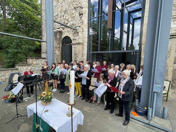 Der 1. FC Südharz am Sonntag, 10.7.22 an der Frauenbergkirche in Nordhausen - Leitung Viola Kremzow (Foto: V. Kremzow)