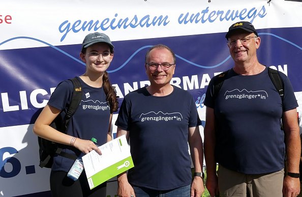 Familie Seliger aus Wipperdorf umrahmt den Hauptorganisator Jochen Lenz (Foto: R. Englert)