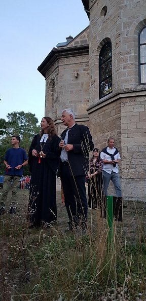 Regionalbischöfin Frau Dr. Friederike Spengler mit Stephan Domann auf dem Naturlehrpfad in Wülfingerode  (Foto: Regina Englert)