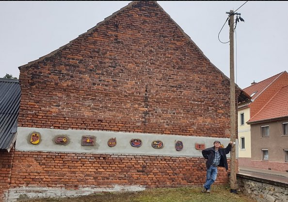 Der neue Petrus-Fries in Uthleben direkt nach der Fertigstellung mit dem künstlerischen Leiter des Projektes, Martin Jahn. (Foto: Dagmar Ullrich)