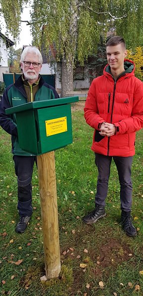 Das Team der Harzer Wandernadel in Elende im Einsatz - Hans-Jürgen Bley und Josia Gödicke (Praktikant) (Foto: R. Englert)