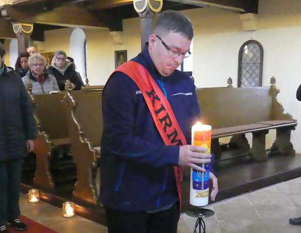 Der neue Kirmesschulze Felix Aßmann beim Einzug in die Kirche (Foto: R. Englert)