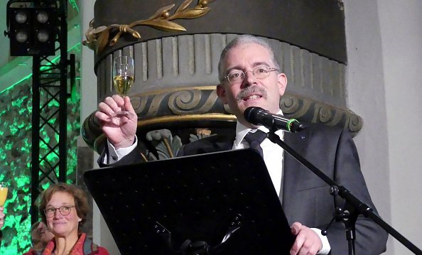 Ein Prosit auf das neue Kirchenjahr von Superintendent Andreas Schwarze (Foto: R. Englert)