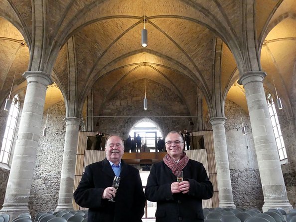 Prosit - es möge gelingen - die Netzwerkkirche Ellrich ist eröffnet - freuen sich Martin Bischoff vom Kirchbauverein und Pfarrer Jochen Lenz (Foto: R. Englert)