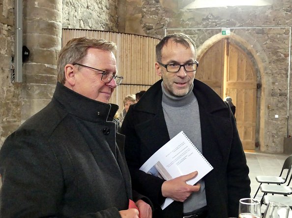 Der Architekt Herr Tandler erläutert dem Ministerpräsidenten die Details des Umbaus (Foto: R. Englert)