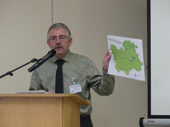 Superintendent Andreas Schwarze stellt das Strategiespiel vor (Foto: R. Englert)