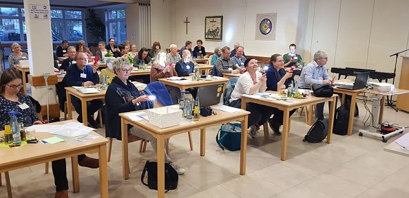 Ein Lichternetzwerk entsteht im Raum (Foto: Regina Englert)