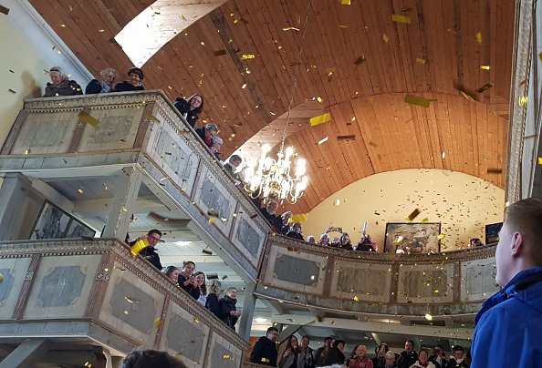 Eine glitzernde Überraschung zum Schluss des Gottesdienstes (Foto: R. Englert)