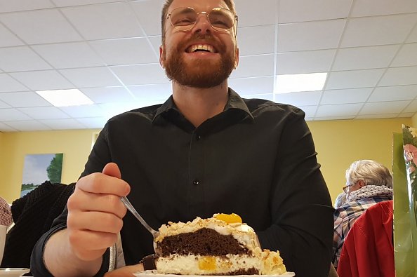 Kuchen findet Liebhaber (Foto: R. Englert)