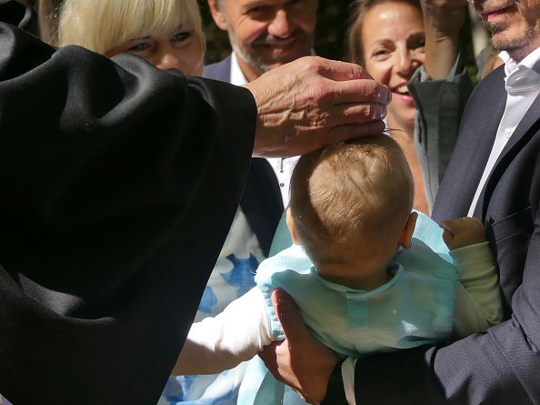 Der kleine Valentin wird getauft (Foto: R. Englert)