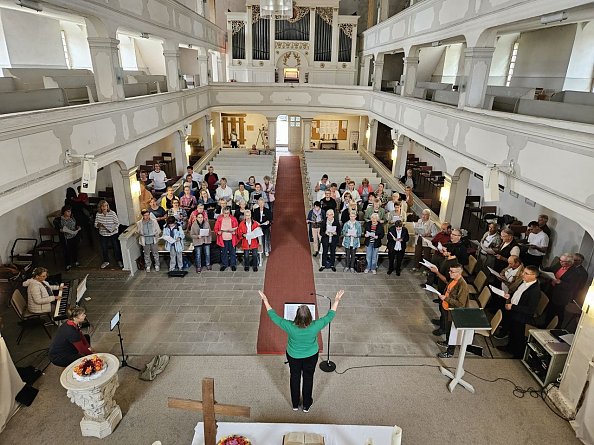 Von der Kanzel in die Kirche (Foto: R. Englert)