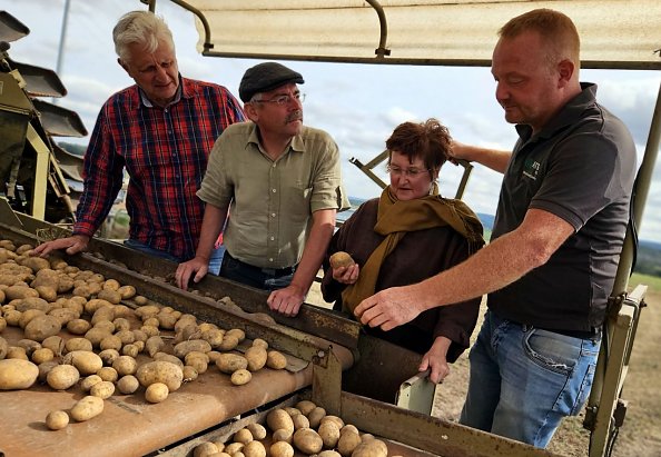 Martin Hey erklärt die Arbeit der Sortierer auf dem Roder (Foto: R. Englert)