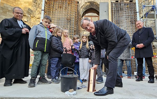 Bodo Ramelow versenkt die Bodenhülse (Foto: R. Englert)