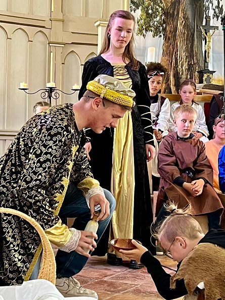 Erik Schlichting als Franziskus mit dem Bettler (Foto: Sabine Wegner)