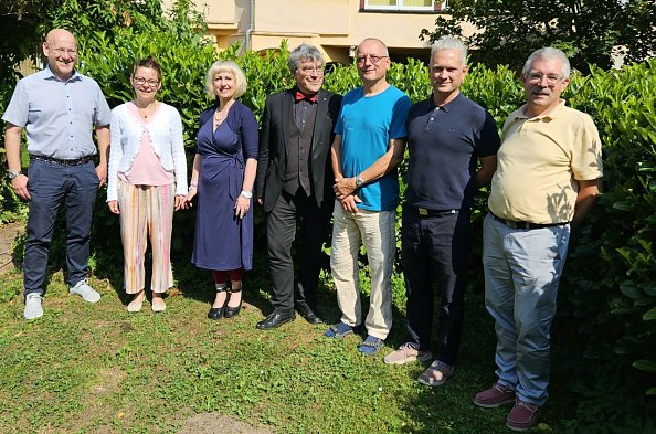  Michael Görk, Anett Thoms, Christiane Dieckmann, Landesbischof Friedrich Kramer, Dirk Rzepsus, Niels Weißenborn und Superintendent Andreas Schwarze im Garten des Suchthilfezentrums in Nordhausen (Foto: R. Englert)