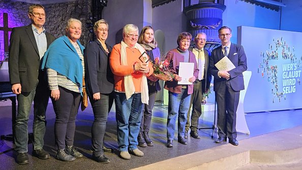 Preisträger Uthleben mit Superintendent Andreas Schwarze und Baureferent Henning Michelsen  (Foto: Regina Englert)