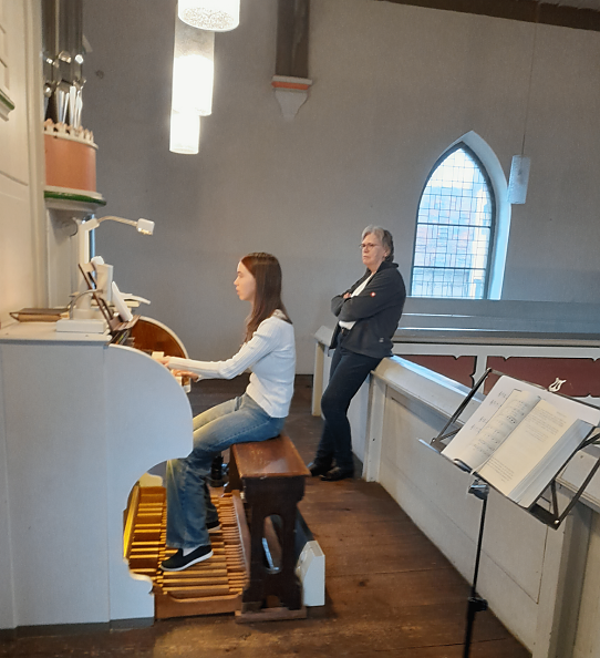 Charlotte und Carola an der Sollstedter Orgel (Foto: Norbert Patzelt)