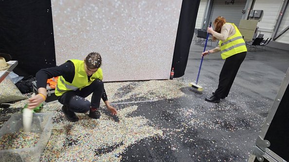 Die Jugend und das Konfetti (Foto: Regina Englert)