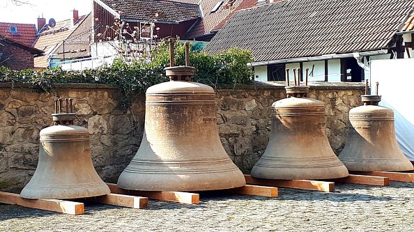 Die Glocken - damals noch vor der Kirche (Foto: Martin Bischoff)