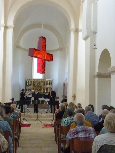 Lichtkreuz beim Konzert (Foto: Ulrike Patzelt)