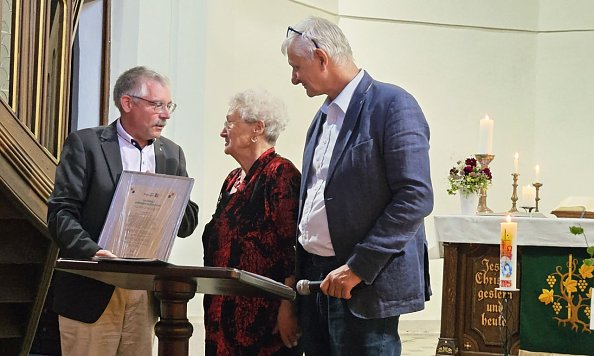 Anneliese Blacha mit Superintendent Andreas Schwarze und Stephan Domann (Foto: Regina Englert)