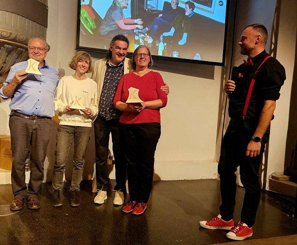 Ehrenmitglieder auf Lebenszeit - überreicht von Marcel Haupt (Mitglied des Chorvorstandes) (Foto: Regina Englert)