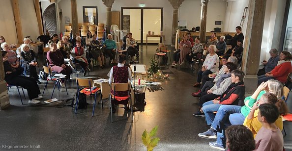 Alle lauschen Eva Langes Ausführungen (Foto: Regina Englert)