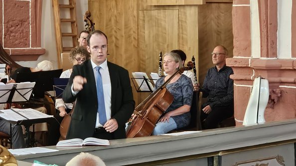 Kantor Johannes Richter und das Kantoreiorchester (Foto: Regina Englert)
