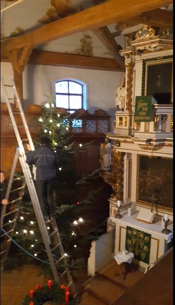 bei Orgelmusik wird in Hauröden der Weihnachtsbaum geschmückt (Foto: Norbert Patzelt)