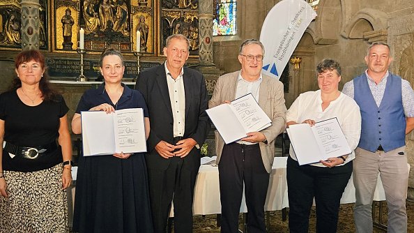 Direkt nach der Unterzeichnung - Corina S&auml;nger, Annegret Steinke, Olaf Beykirch, Sup. Christian Beuchel, Sup. Steffi Wiegleb, Andre Barthel (Foto: Regina Englert)