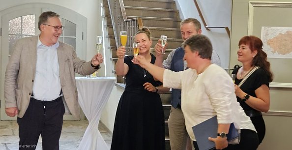 Ein Prosit - es m&ouml;ge gelingen - auf die Unterzeichnung und den Kirchenkreis Nordth&uuml;ringen (Foto: Regina Englert)