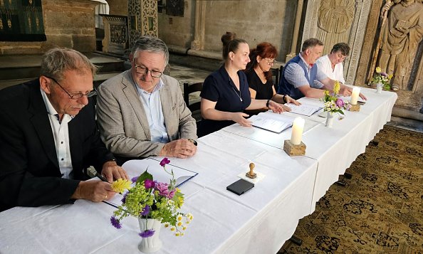 Die Unterzeichnung in der Divi-Blasii-Kirche in M&uuml;hlhausen (Foto: Regina Englert)