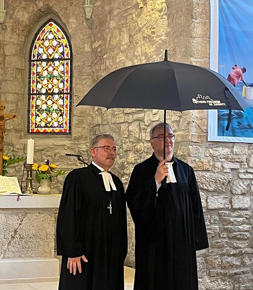 Abschied unter Gottes Schutz & Schirm - Sup. Andreas Schwarze mit Pfr. Thomas Eichfeld (Foto: Kathrin Schwarze)