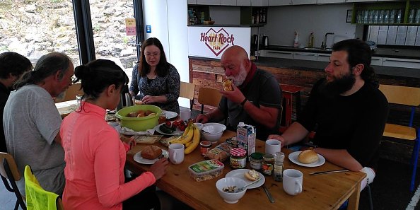 Beim fairen Fr&uuml;hst&uuml;ck (Foto: Christian M&ouml;ls)