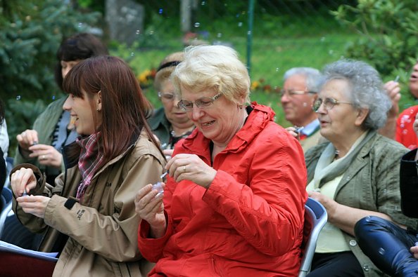 Seifenblasen in Steinsee (Foto: Renate Liedtke)