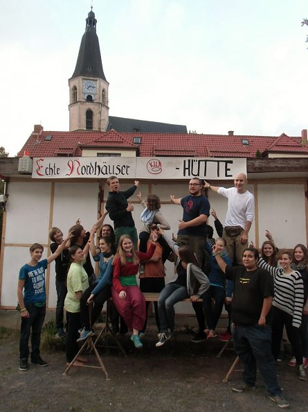 Die KILA Jugend vor ihrer Hütte (Foto: Tuschy)