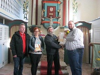 Thomas Keppler (rechts) überreicht Wilfried Fromm (2. von rechts) und den Gemeindekirchenratsmitglieder Bernd Bögershausen und Beate Keilholz die Urkunde und Plakette der Auszeichnung Lebensraum Kirch (Foto: NABU Obereichsfeld e. V.)