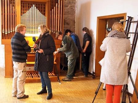 Fernsehen, Hörfunk, Orgelbauer und  helfende Hände aus der Gemeinde (Foto: R. Englert)