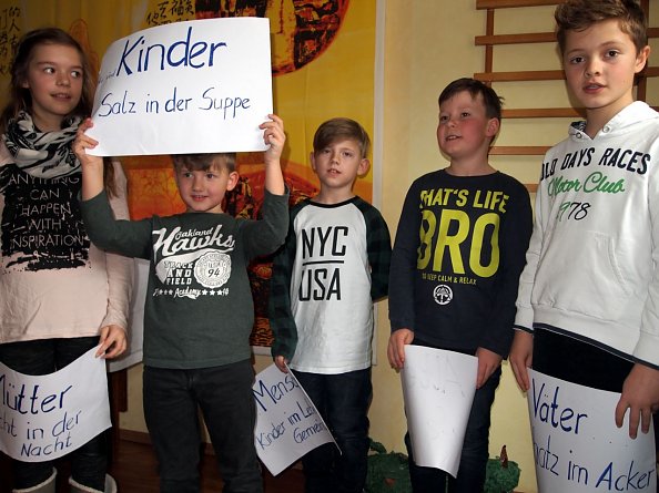 Wir sind die Kleinen in den Gemeinden - die Kleinen halfen den Großen beim Singen (Foto: R. Englert)