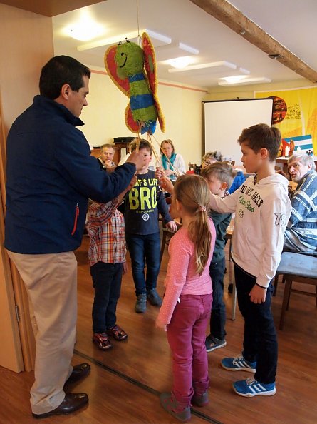 Die Pinata - gefüllt mit Bonbons und Luftschlangen (Foto: R. Englert)