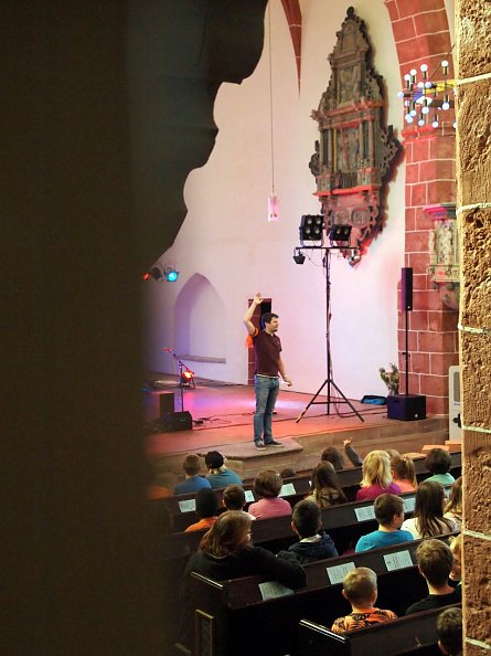 Kirchenentdeckertag 2016 in Blasii- fotografiert durch das Treppengeländer (Foto: R. Englert)