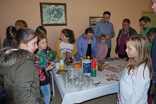 Der Basteltisch ist belagert, jeder will doch seine Laterne für Martini selber herstellen (Foto: W. Fromm)