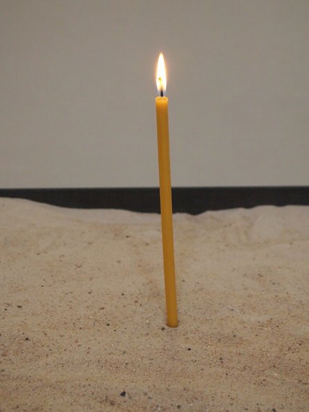 Gedenkkerze in der Basilika Münchenlohra (Foto: R. Englert)