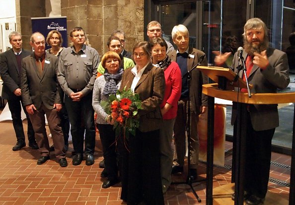 Pfarrer Hänel spricht über seine Arbeit (Foto: R. Englert)