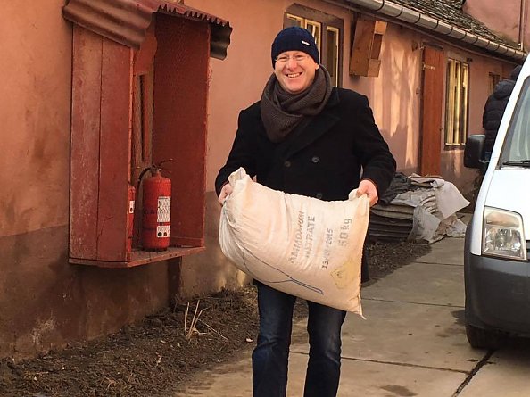M. Görk beim Ausladen im Altenheim Hetzelsdorfr (Foto: A.Weigel)