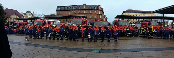 Viele junge Feuerwehrleute erwarteten das Friedenslicht am Nordhäuser Bahnhof (Foto: K. Schwarze)