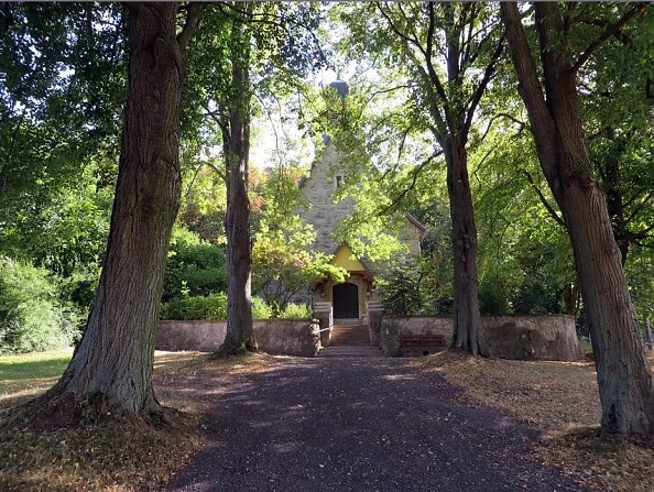 Kreuzkirche mit der Winterlindenallee (Foto: G. Pfeifenbring)
