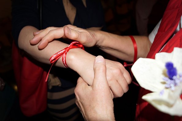 Das Segensband wird sich gegenseitig geschenkt - Mabuhay (Foto: A. Schwarze)