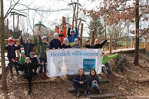 Das Team des Verpflegungsstützpunkts ev. Grundschule Nordhausen / Krimderode grüßt alle Teilnehmer des Wandermarathons und freut sich schon auf den Startschuss für die Familienwanderung!  (Foto: J. Lenz)