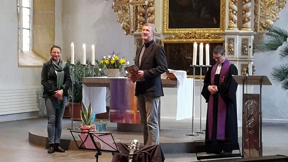 Der Vorsitzende des Gemeindekirchenrates Bleicherode - Dr. Chr. Maletz - begrüßt die neue Kantorin M. Schablowskaja (Foto: St. Marien)
